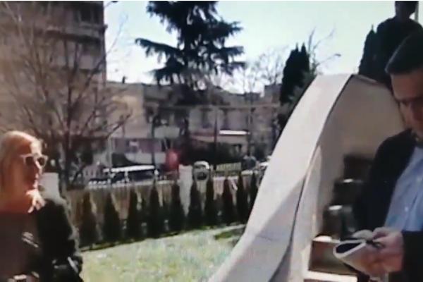 SRAM TE BILO, SELJAČINO JEDNA! Kako je Olja Bećković ućutkala urednika Informera! (VIDEO)