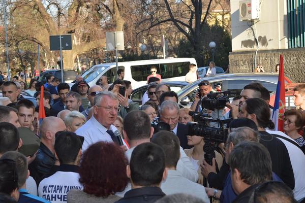 ŠEŠELJ DELI SVOJE KNJIGE GRAĐANIMA: 10.000 primeraka spremno za kampanju!