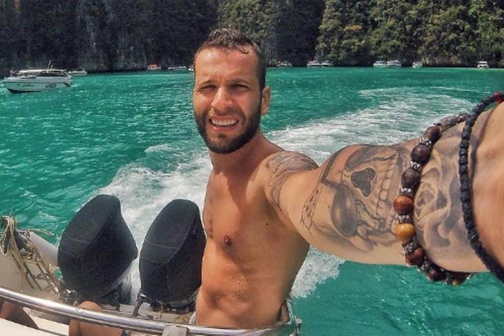 Priča koju krije TETOVAŽA našeg pevača slama srca: Gledao sam majku kako plače, ali nisam mogao da joj pomognem