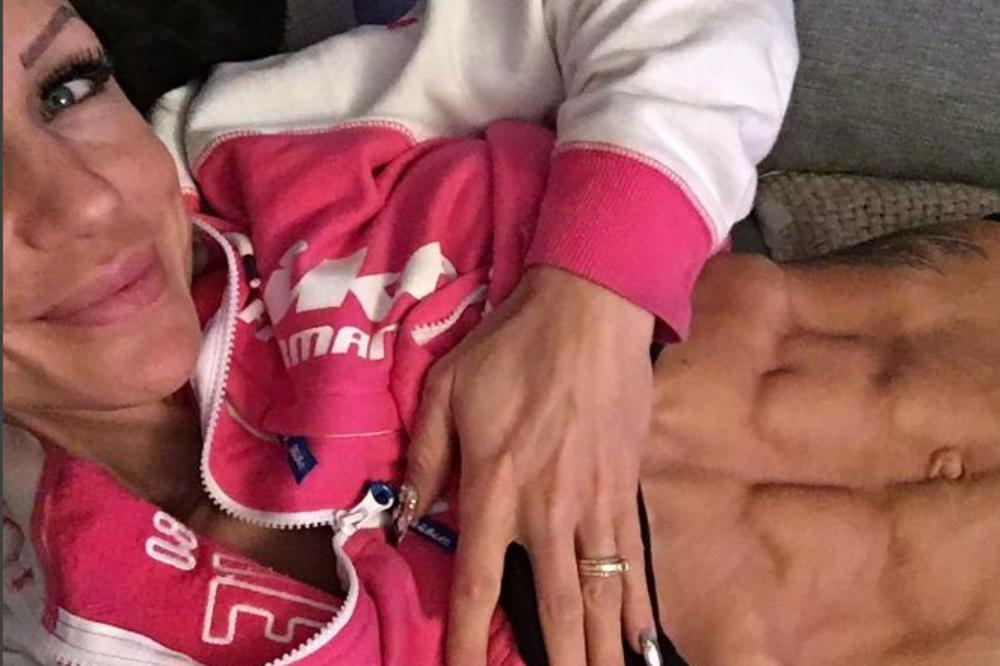OPET IH POVEĆALA! Ljuba objavila fotku iz kreveta sa velikim ZAVOJEM PREKO GRUDI! (FOTO)