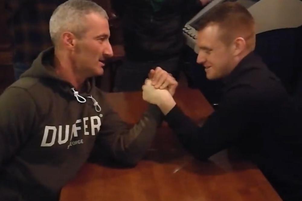 PUČE KAO GRISINA! Igra obaranja ruku pretvorila se u JEZIV KOŠMAR! (UZNEMIRUJUĆI VIDEO)