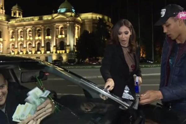 Zamislite da vam Soraja pere ŠAJBNU? Grudi joj ispadaju na sve strane, a vama se tresu ruke dok joj dajete novac...