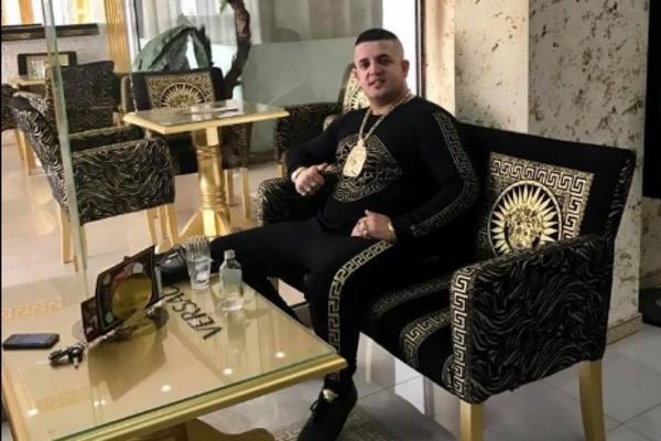 SEĆATE LI SE ALBANCA ŠENKIJA KOJI JE SVE OBELEŽIO MARKOM VERSAĆE? Morate da pogledate kafić koji je otvorio! (VIDEO)