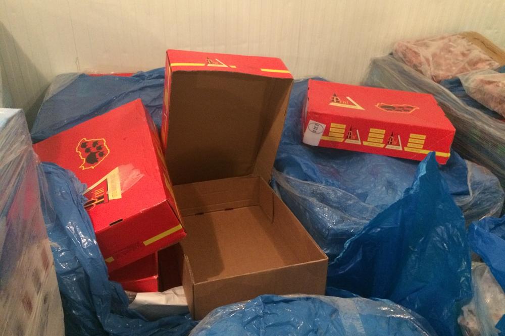 CARINICI SU OTVORILI KUTIJE S MESOM I DOŽIVELI ŠOK! Kako je 16 tona svinjetine ISPARILO? (FOTO)