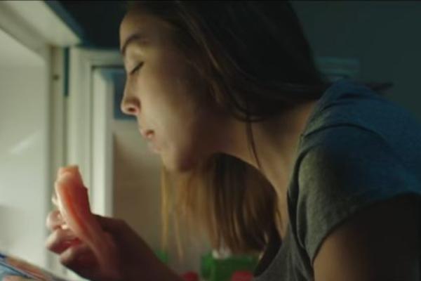 EVO ZAŠTO JE OPASNO ISTOVREMENO JESTI I GLEDATI FILMOVE