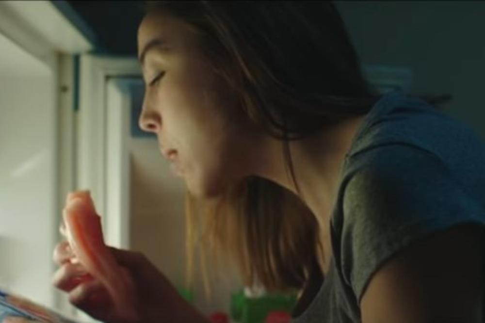 EVO ZAŠTO JE OPASNO ISTOVREMENO JESTI I GLEDATI FILMOVE