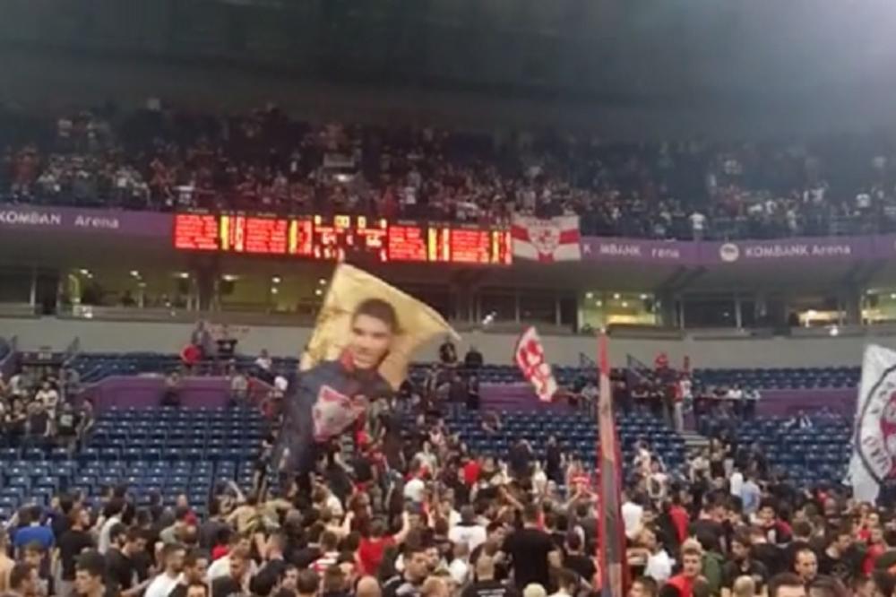 Scena koju niko nije mogao da zamisli pre meča: Najvatrenije Delije pevaju sa Gejt 7, a reakcija "običnih" zvezdaša je bila neočekivana! (VIDEO)