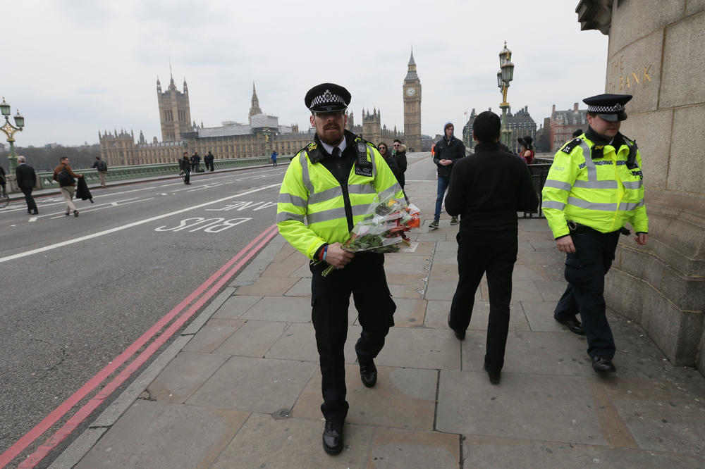 NOVI TERORISTIČKI NAPAD PRETI BRITANIJI?! Policija pronašla sumnjivi paket u blizini Parlamenta!