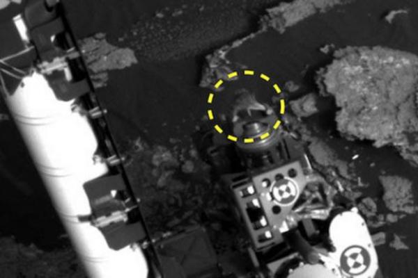 "NEŠTO JE SKOČILO NA ROVER NA MARSU": Da li je ova fotografija dokaz da tamo ima života?