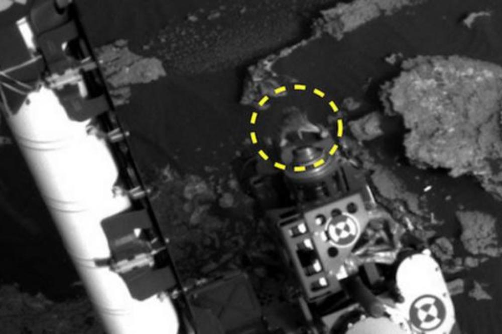 "NEŠTO JE SKOČILO NA ROVER NA MARSU": Da li je ova fotografija dokaz da tamo ima života?