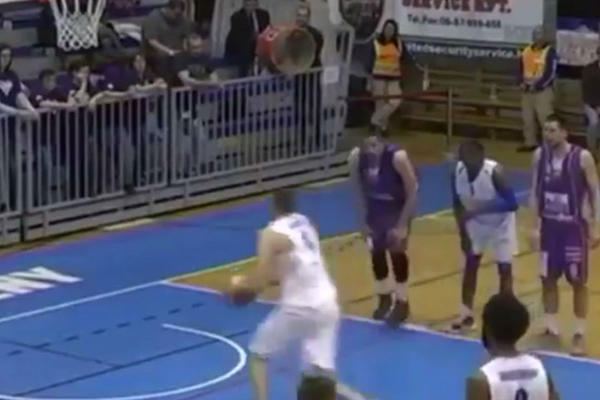 SVETSKI MEDIJI U ČUDU! Nikome nije jasno zbog čega je srpski košarkaš ovo uradio umesto slobodnog bacanja! (FOTO) (VIDEO)