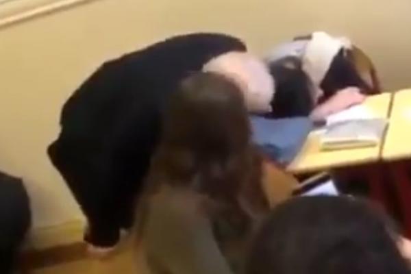 NASTAVNIK PRIŠAO UČENICI SA LEĐA, a onda je uradio nešto što je ZGROZILO CEO SVET! (VIDEO)