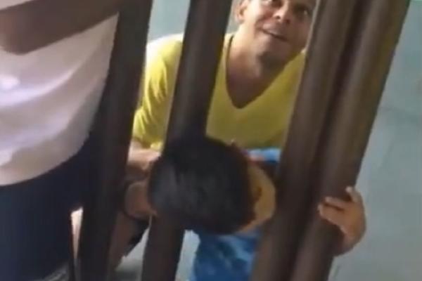 Ovakvu mozgalicu još niste videli! Znate li kako da klinja iščupa glavu iz šipki? (VIDEO)