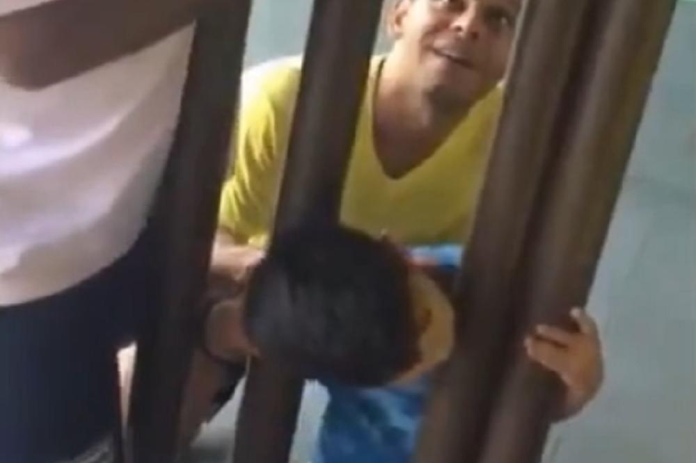 Ovakvu mozgalicu još niste videli! Znate li kako da klinja iščupa glavu iz šipki? (VIDEO)