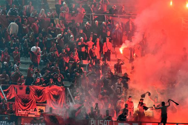 TEŠKA PROVOKACIJA: Albanski navijači usred Istanbula razvukli užasnu poruku za Delije!