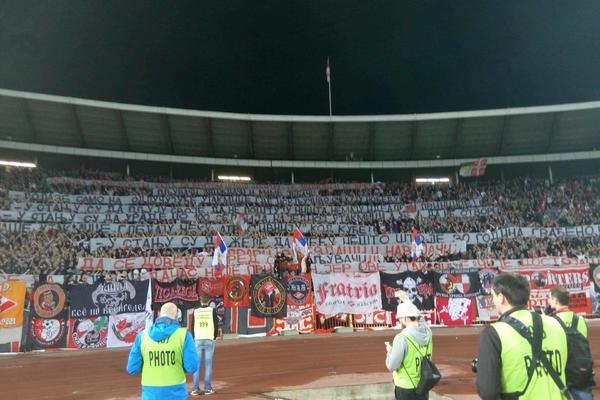 Prva poruka je bila brutalna, a Delije su posle toga imale još žešću za navijače Zvezde koji su zviždali Olimpijakosu! (FOTO)