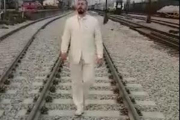 NIJEDAN PREDSEDNIČKI KANDIDAT OVO NIJE URADIO: Beli oživeo NARODNU PESMU! (VIDEO)