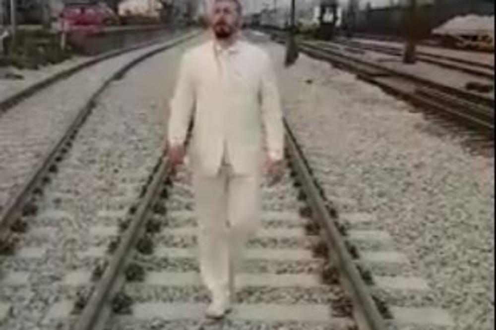 NIJEDAN PREDSEDNIČKI KANDIDAT OVO NIJE URADIO: Beli oživeo NARODNU PESMU! (VIDEO)