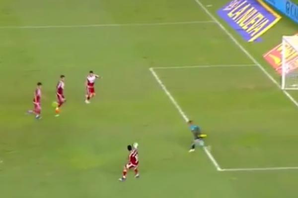 Teško da ste videli veću fudbalsku bruku u svom životu! Da li je moguće da su igrači Rivera ovo promašili?! (VIDEO)