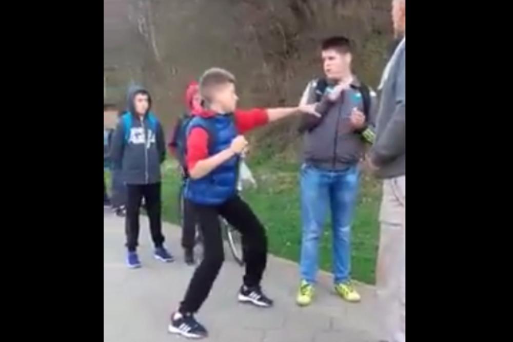 SADA GA UDRI, IZ SVE SNAGE U GLAVU! Ovakav horor niste skoro videli! Otac nagovara sina da bije drugara! (VIDEO)