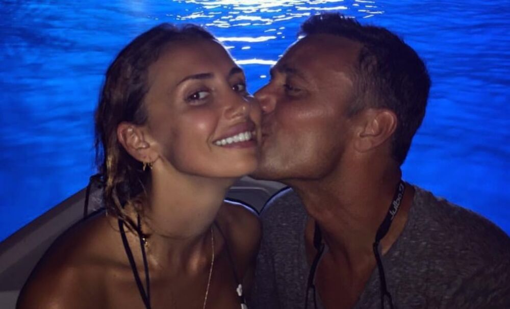 Kupiće joj automobil i kuću u Srbiji  