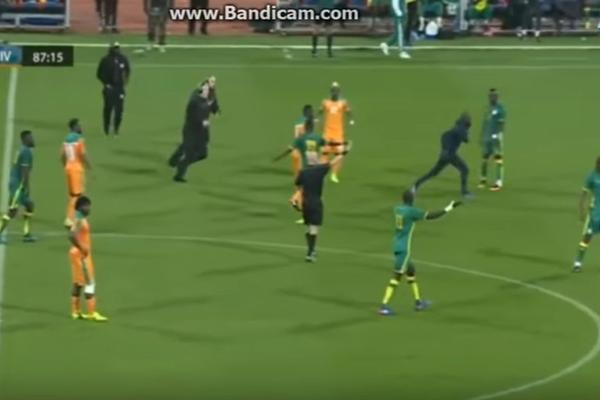 SRAMNI NAPAD HULIGANA U PARIZU: Preskočili tribine, napali fudbalera Senegala, igrači i sudije bežali pred naletom! (VIDEO)