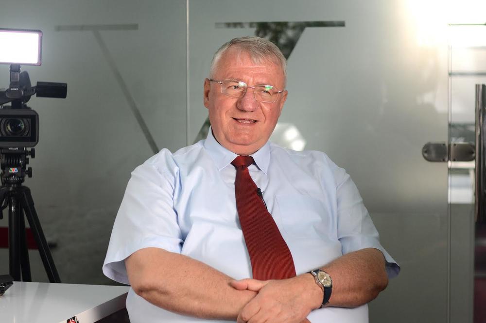 NAPRAVIĆU BEBU I ANI BRNABIĆ I NJENOJ PARTNERKI, BESPLATNO: Da li je ovo najskandaloznija izjava Vojislava Šešelja? (FOTO)