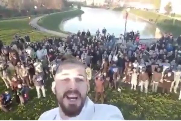 BELI ZAPALIO MASU U ZRENJANINU: Finiš kampanje u prepoznatljivom stilu (VIDEO)