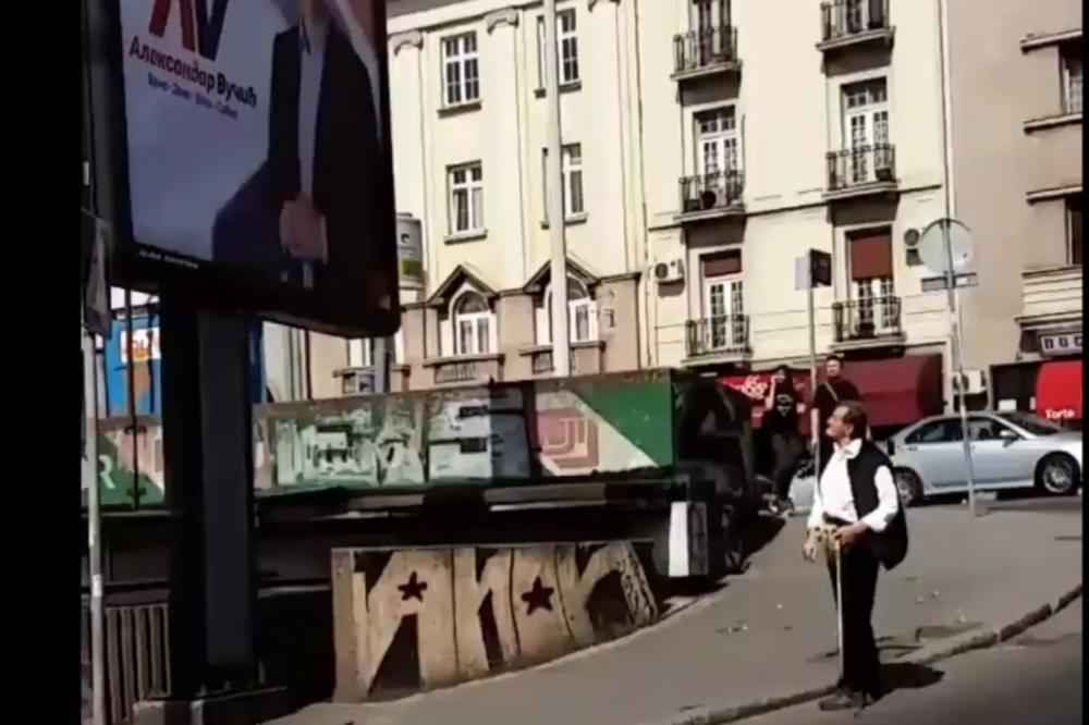 STAO JE KRAJ VUČIĆEVOG BILBORDA I IZVADIO JAJA! Ko je čovek sa štapom o kome bruji čitav Tviter? (VIDEO)
