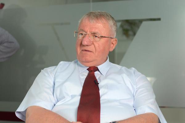 ŠEŠELJ OPSOVAO MAJKU SERGEJU TRIFUNOVIĆU: Jezive uvrede šefa SRS!