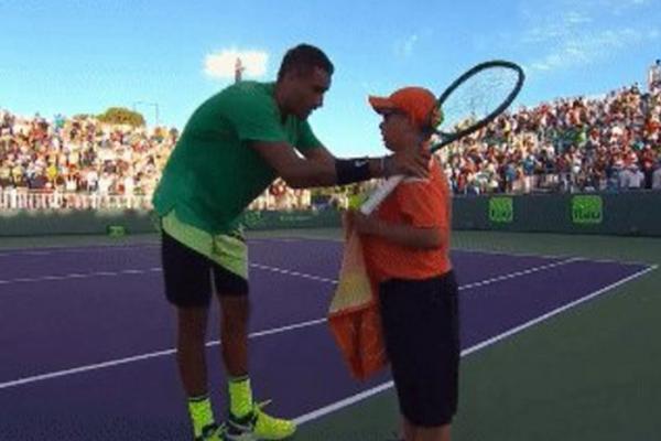 Kirjos razljutio navijače "sukobom" sa skupljačem loptica, ali se iskupio šmekerskim gestom na kraju! (VIDEO)