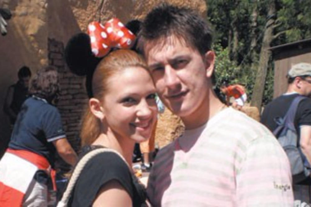 NAKON ŠTO SE SMUVALA SA OŽENJENIM, PROGOVORIO NJEN PRVI DEČKO! Otkrio PRAVO mišljenje o njoj - "ČUDNO JE"