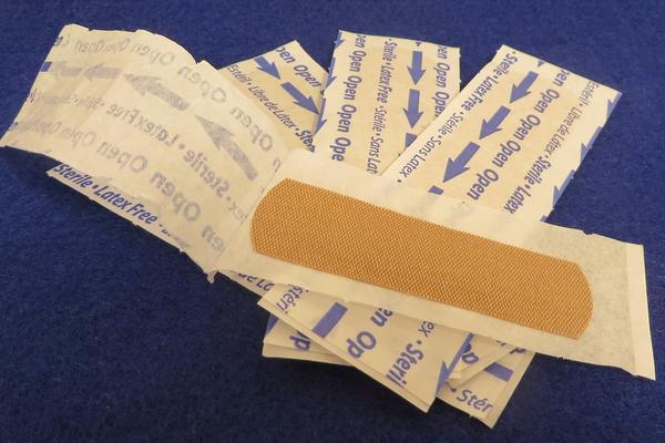 Čitav život pogrešno stavljate flaster! Ovako se to radi! (VIDEO)