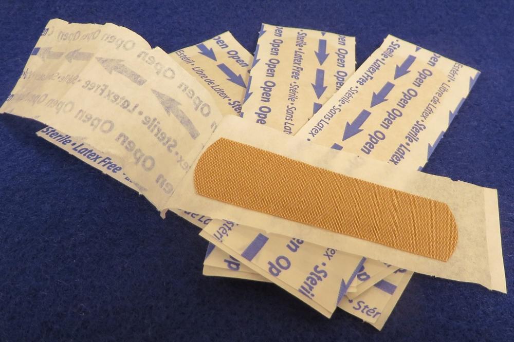 Čitav život pogrešno stavljate flaster! Ovako se to radi! (VIDEO)