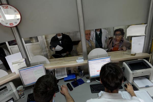 NEMA VIŠE ODLASKA NA ŠALTER: Proverite da li vam je gotova zdravstvena knjižica - evo i KAKO!