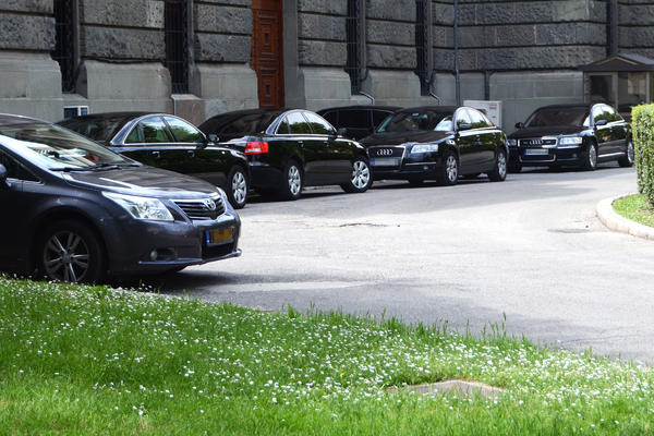 Penzionerima uzimamo od usta, a pogledajte koliko opštine i ministarstva plaćaju LUKSUZNE AUTOMOBILE!