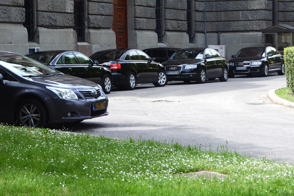 Penzionerima uzimamo od usta, a pogledajte koliko opštine i ministarstva plaćaju LUKSUZNE AUTOMOBILE!