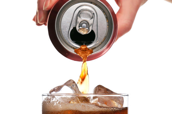 UZNEMIRUJUĆA KOKA KOLA: Pokrenuta istraga zbog ljudskog izmeta u limenkama!