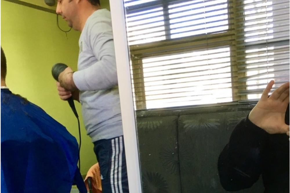 KAKO SE JANKOVIĆ SREĐUJE ZA MITING: Kod omiljenog frizera na veliki dan! (FOTO)