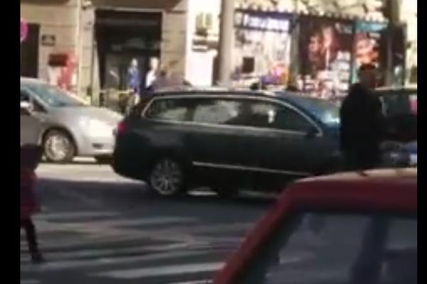 ŽENU NASRED ULICE U BEOGRADU NAPALA DVA MUŠKARCA! Reakcija policajaca bila je SRAMOTNA! (VIDEO)
