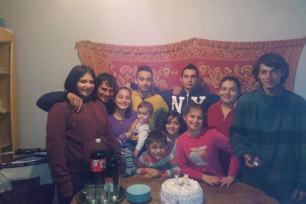 Jovanovići imaju osmoro dece, a žive u katastrofalnim uslovima. Vratimo im osmeh na lice! (FOTO)