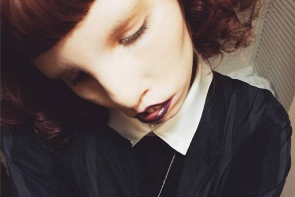 Drugačija lepota: Svojim stilom je osvojila milione! (FOTO)