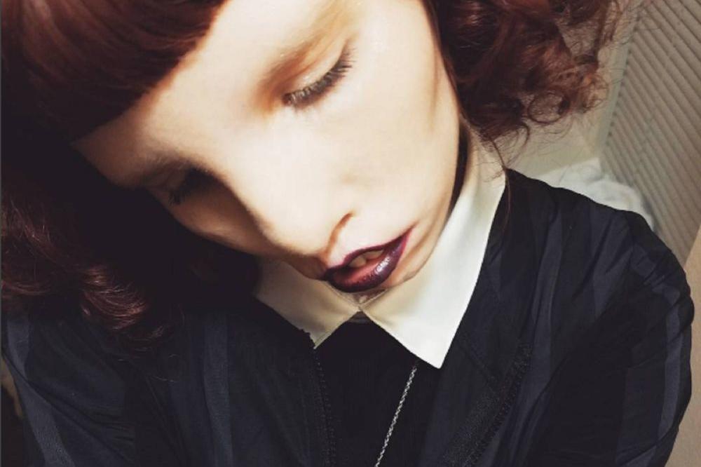 Drugačija lepota: Svojim stilom je osvojila milione! (FOTO)