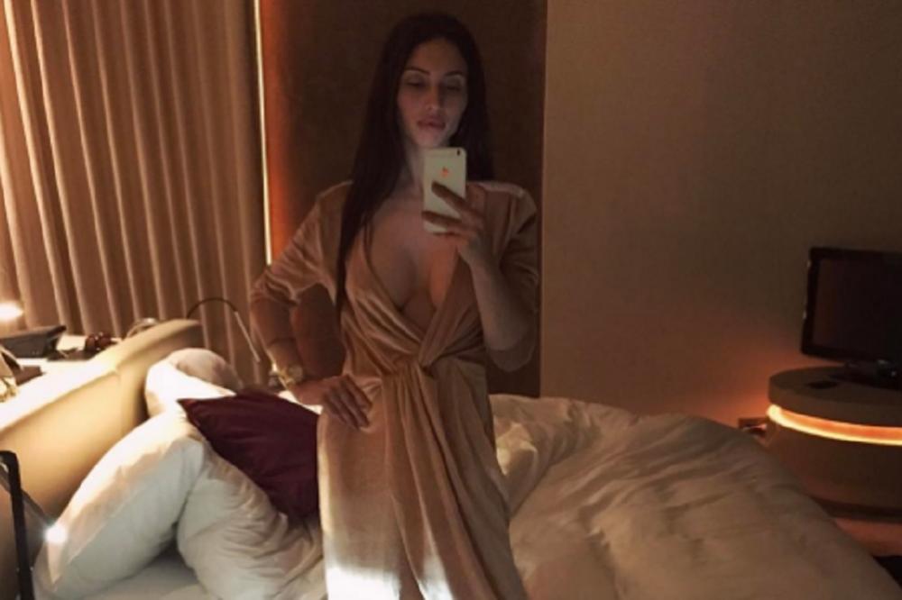 Kataijeva riba jeste trudna, ali je to nije sprečilo da objavi provokativne fotke iz spavaće sobe! (FOTO)