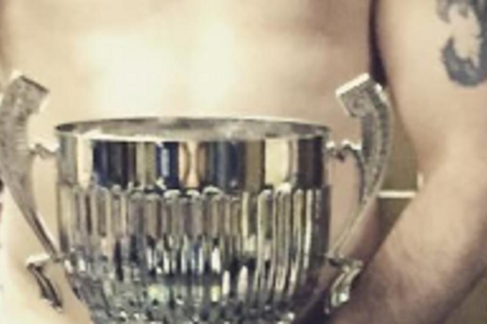 ŠOK u srpskom sportu! Obnaženi igrač Zvezde stavio šampionski pehar na međunožje, a sada se oglasio se i klub! (FOTO)