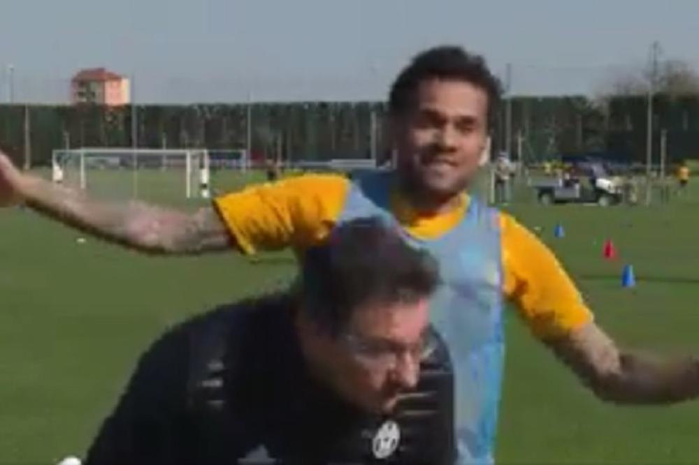 Kao malo dete! Kada se Dani Alveš šali, plakanje od smeha je zagarantovano! (VIDEO)