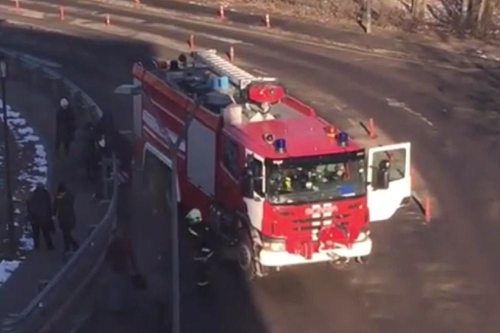 STRAVIČAN SUDAR NA AUTOPUTU: Kamion se prevrnuo NAOPAČKE, vatrogasci pokušavaju da SPASU PREŽIVELE!