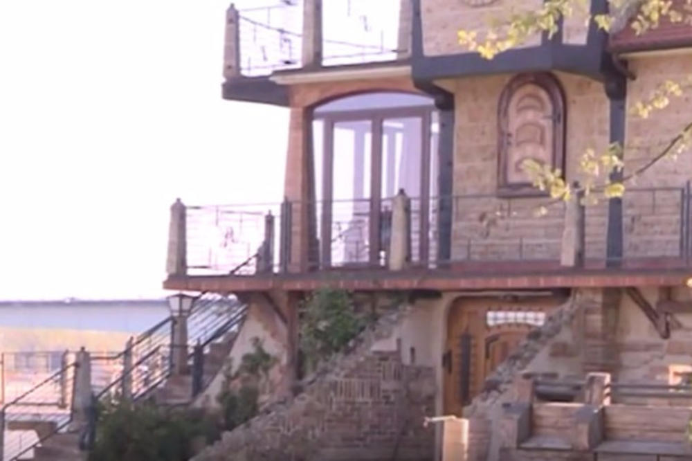 LUKSUZNO ZDANJE NA RECI: Kaća Grujić se seli u DVORAC kod svog dečka! (FOTO)(VIDEO)