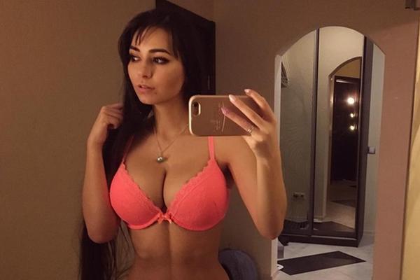 Zbog OBDARENE Ruskinje koja može da se nazove "MUŠKI SAN", brak igrača Real Madrida je u ozbiljnoj krizi! (FOTO)