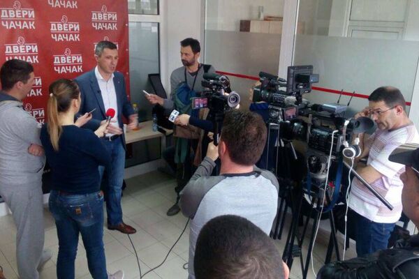 U ČAČAK UPALI BATINAŠI SNS, a tu je i policija u civilu! PLJUŠTE PSOVKE I UVREDE, sednica opet prekinuta!